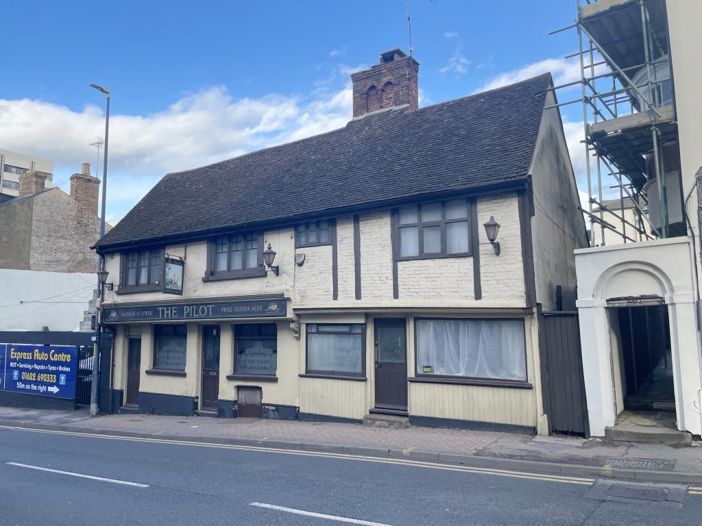 Lot: 127 - PROMINENT PUBLIC HOUSE WITH POTENTIAL CLOSE TO TOWN CENTRE - Front view of Town centre pub